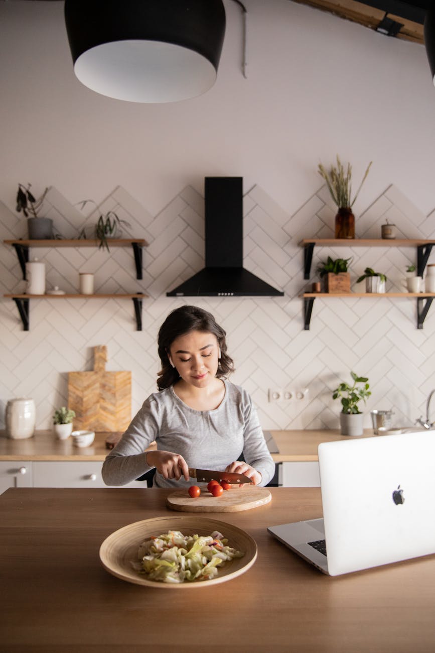 Hà Linh tại bàn viết