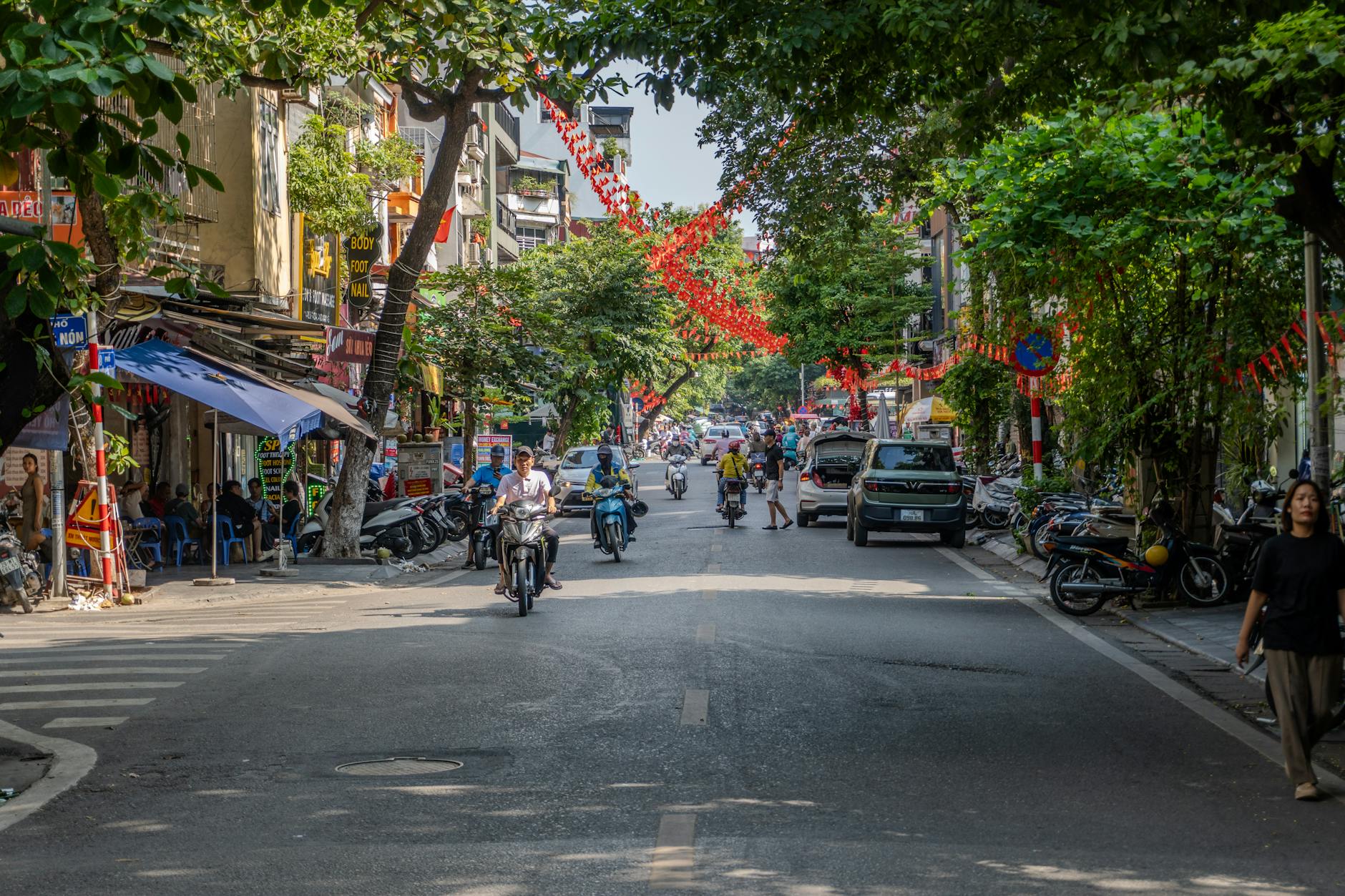Đèn lồng treo trước cửa hàng phố cổ
