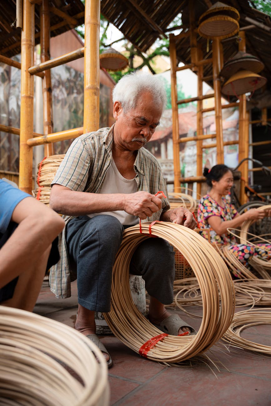 Nghệ nhân buộc dây gai khung đèn