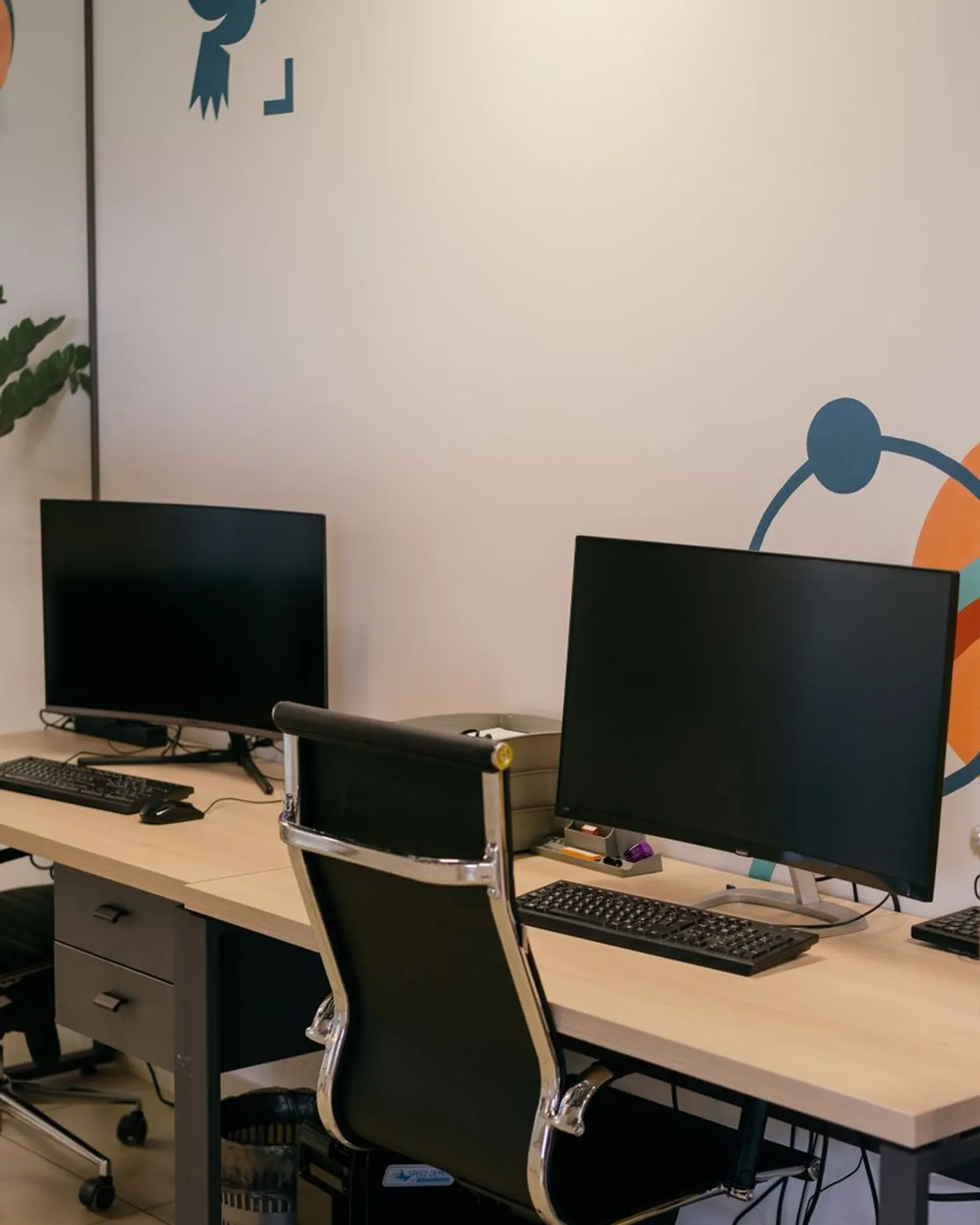 Showroom BYTESHOP — khu trải nghiệm và xưởng lắp ráp kính